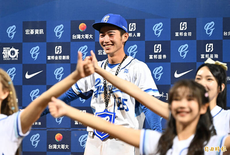 富邦悍將劉俊豪榮獲單場MVP。（記者林正堃攝）