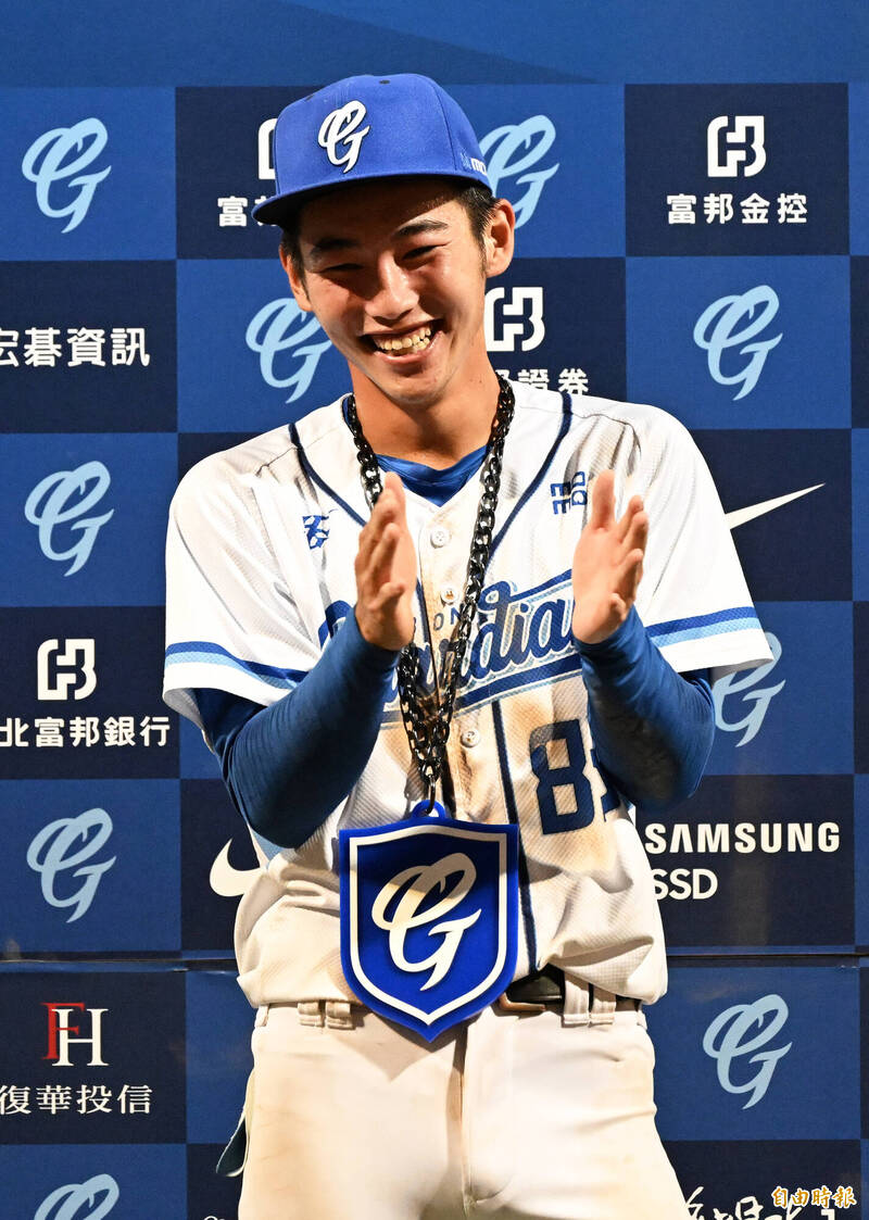 富邦悍將劉俊豪榮獲單場MVP。（記者林正堃攝）