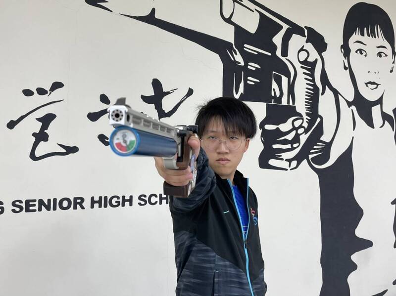 高市左營高中翁晨軒在全中運高中女子組10公尺空氣手槍個人賽奪金。 （圖左營高中提供）