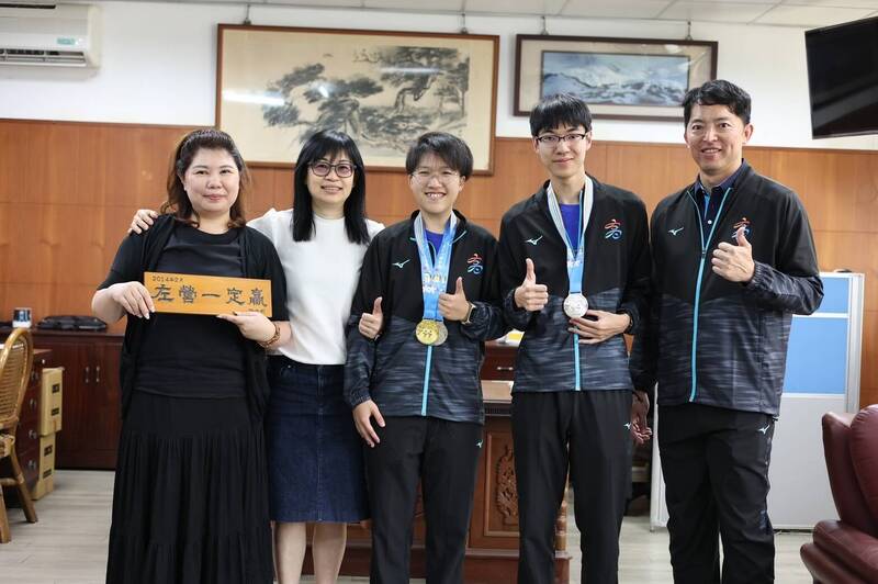 左營高中翁晨軒（中）在全中運高中女子組10公尺空氣手槍個人賽奪金，校長張簡玲娟（左2）、教練林生祥（右1）都與有榮焉。。 （圖左營高中提供）
