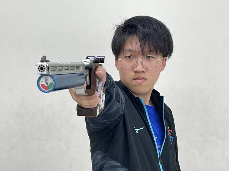 高市左營高中翁晨軒在全中運高中女子組10公尺空氣手槍個人賽奪金。 （圖左營高中提供）