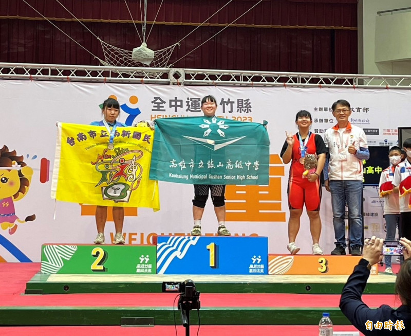 陳姿瑋摘下國女組76公斤級金牌（中），右為銅牌台南市大內國中謝欣蕙、左為台南市南新國中。（記者粘藐云攝）