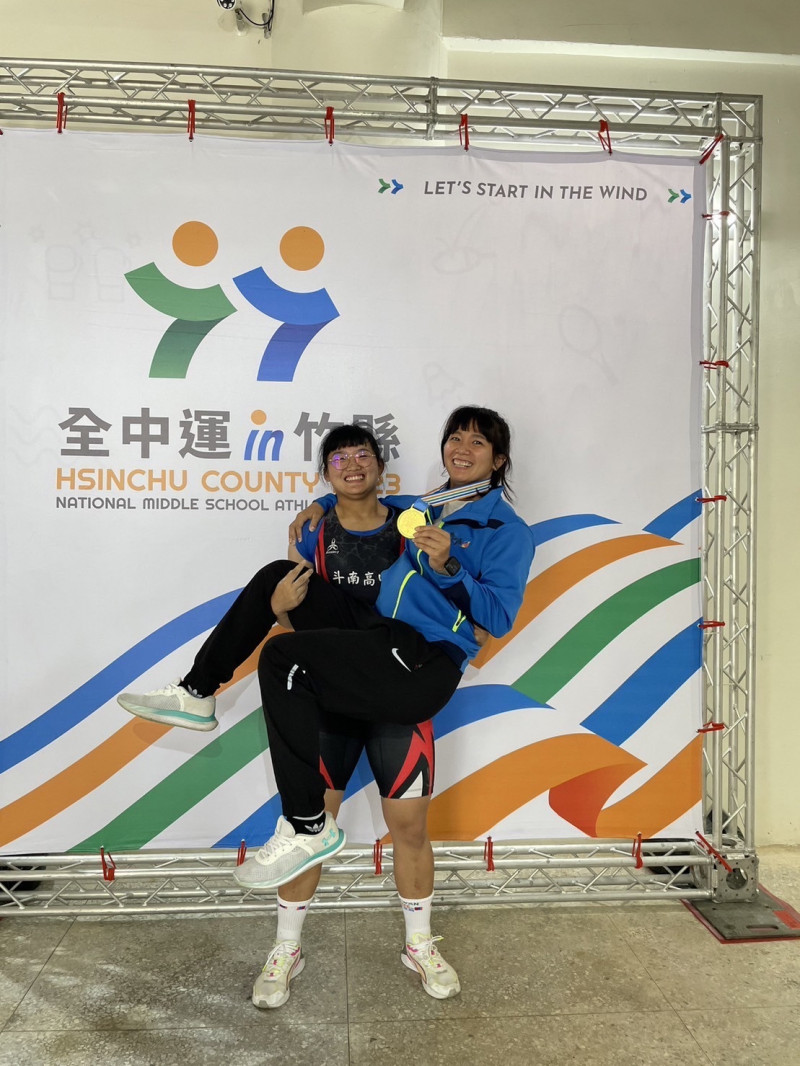 斗南高中三年級林千嫆摘下國女組71公斤金牌。（斗南高中提供）