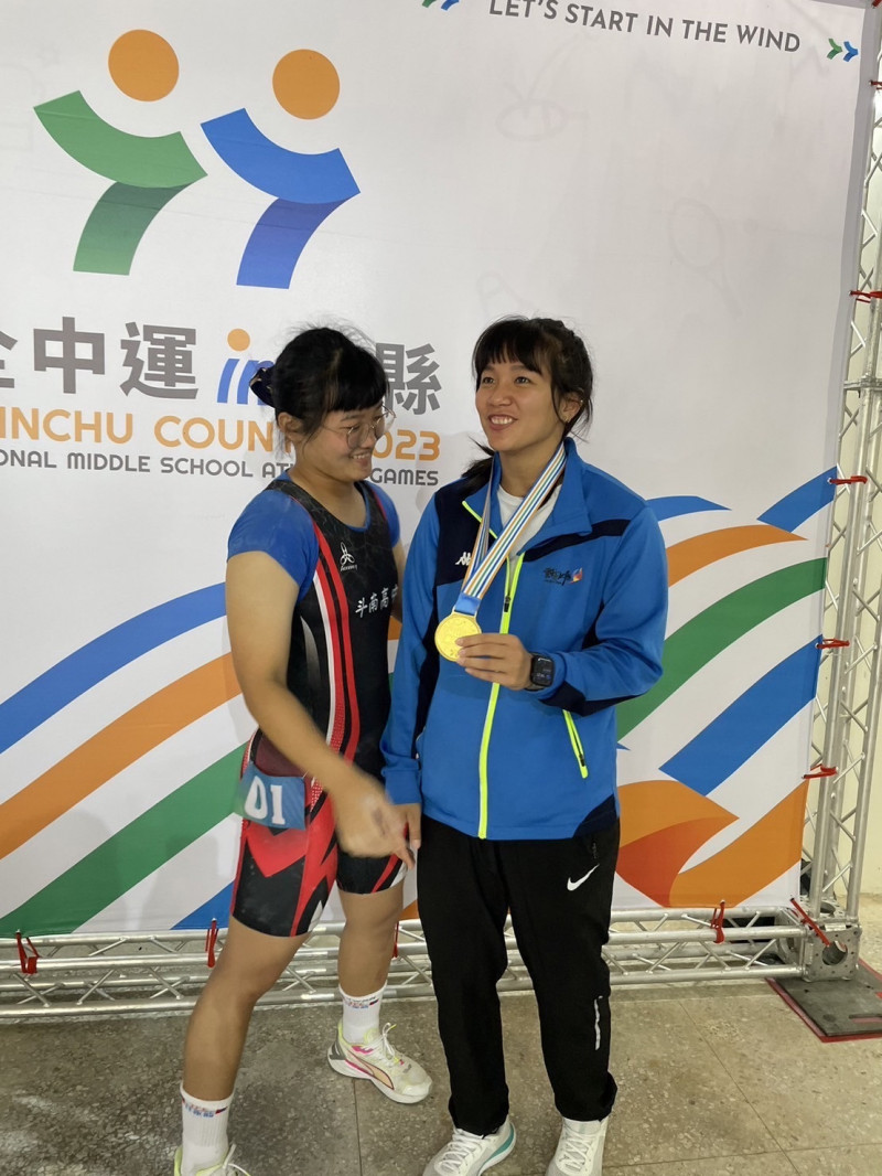 斗南高中三年級林千嫆摘下國女組71公斤金牌，也把這個榮耀獻給老師。（斗南高中提供）