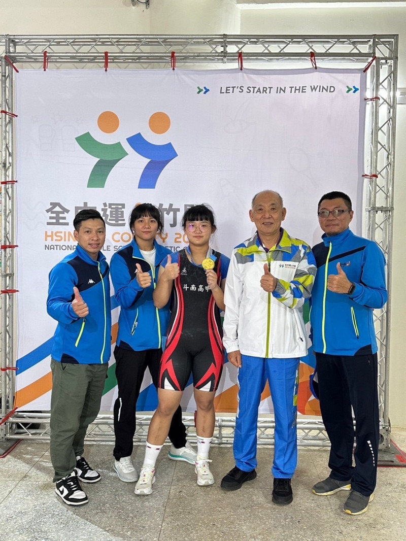 斗南高中三年級林千嫆摘下國女組71公斤金牌。（斗南高中提供）