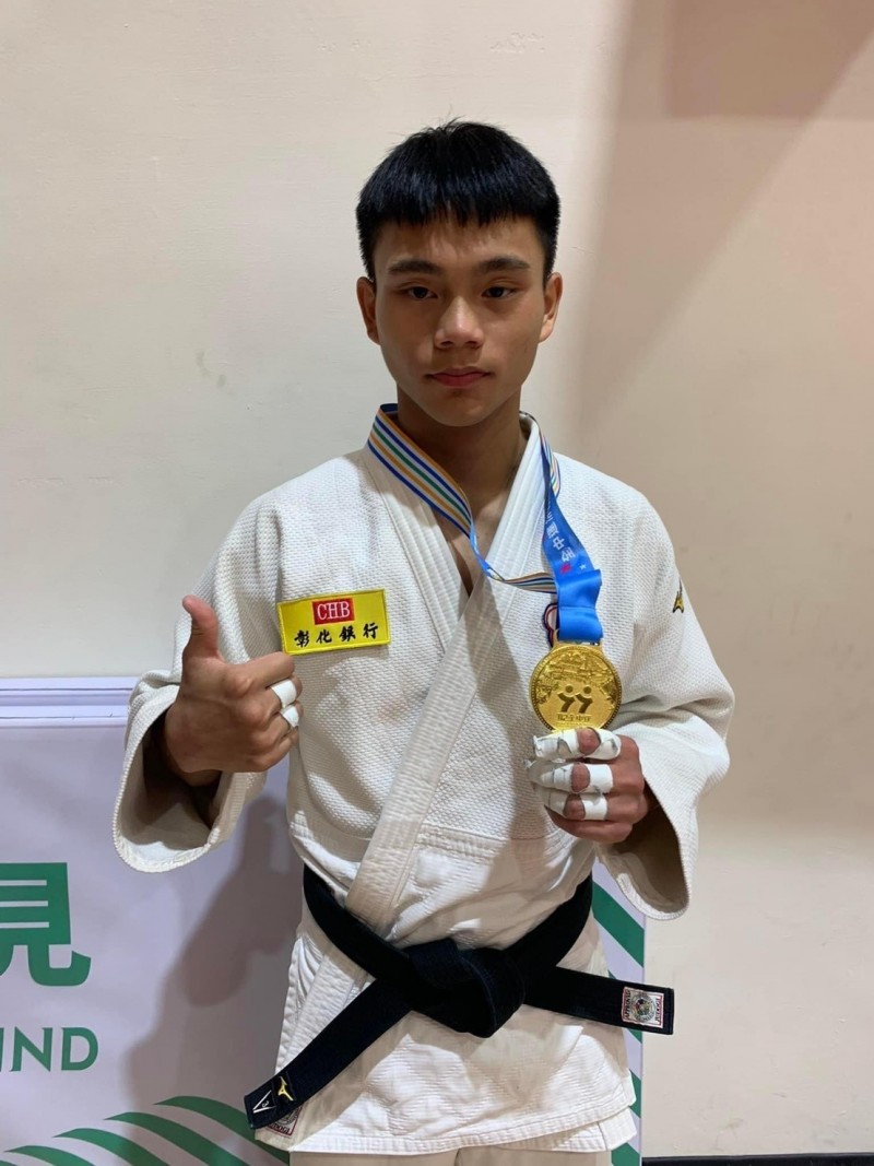全中運柔道項目今天由台東體中高中部林敬翔在高男第二級為台東奪得一面金牌。（記者黃明堂翻攝）