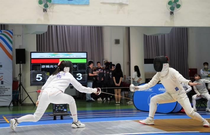 新竹縣博愛國中擊劍選手張芯慈（右）沉穩的個性準確判斷形勢後，帶領隊友最後逆轉勝奪取國女團體銳劍金牌。（取自竹縣府官網）