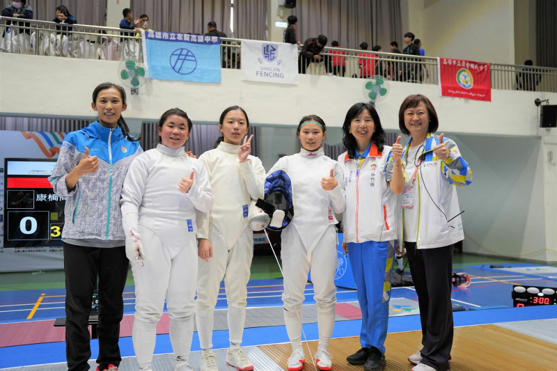 新竹縣擊劍選手江婕羽（左2起依序往右）、張芯慈、杜羽蕎這次聯手捧回國女團體銳劍金牌。（取自竹縣府官網）