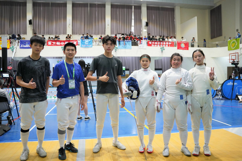 新竹縣義民高中擊劍選手洪紹瑜（左起依序往右）、陳羿臻、劉瀚文以及博愛國中擊劍選手杜羽蕎、江婕羽、張芯慈。（取自竹縣府官網）
