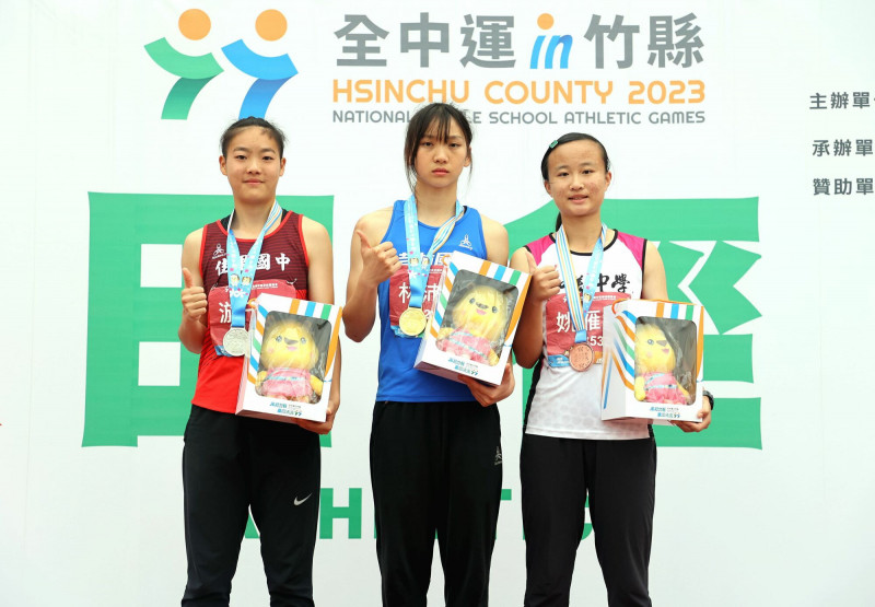 新竹縣芎林國中選手林沛萱（中）今以3907分在國女五項全能連莊摘金，打破高懸26年的舊規格紀錄3896分。（全中運執委會提供）