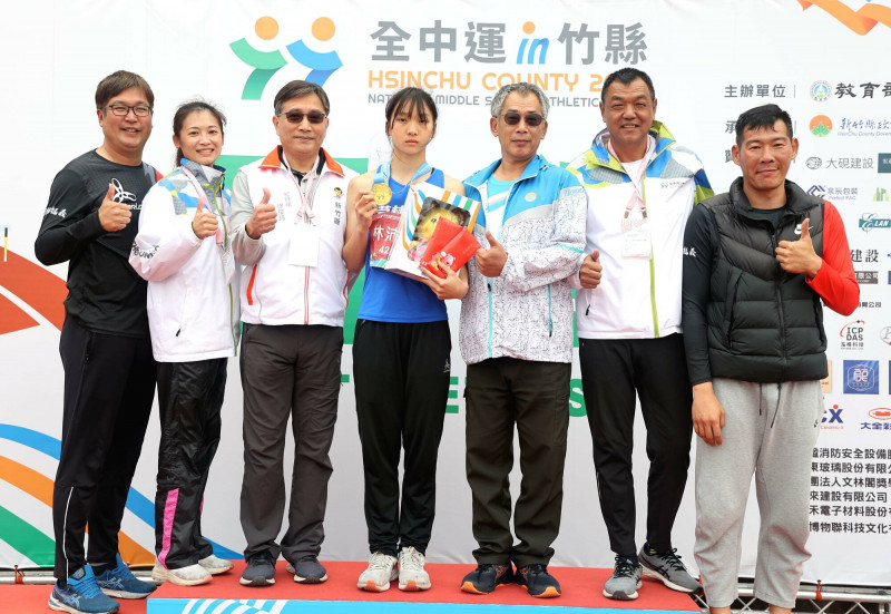 新竹縣芎林國中選手林沛萱（中）今以3907分在國女五項全能連莊摘金，打破高懸26年的舊規格紀錄3896分。（全中運執委會提供）