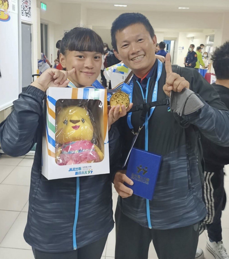 高市立海青工商角力選手謝孟婷（左）在今年全中運奪下金牌，右為角力教練李宗杰。（圖教育局提供）