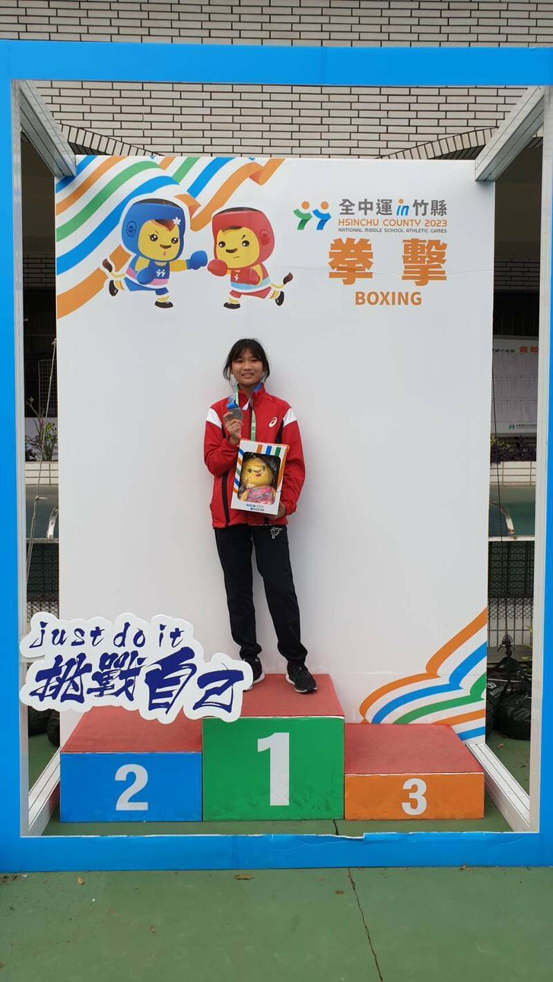 新竹市三民國中國一女生吳絜茹苦練拳擊，在今年全中運奪52公斤量級銀牌、期盼用獎金幫媽媽減輕經濟負擔。（教練林壯蔭提供）