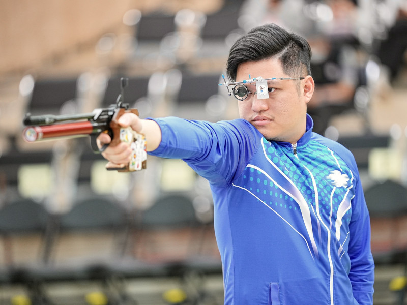 全國紀錄保持人郭冠廷摘金。（中原大學提供）