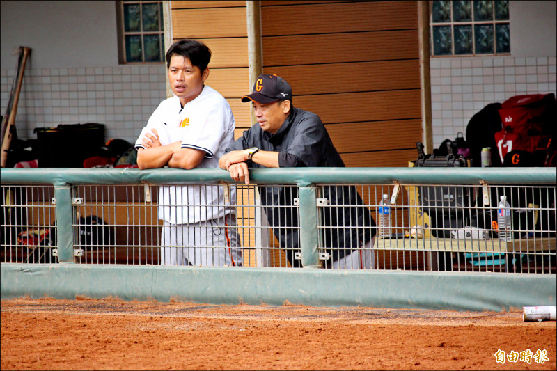 文大由教練黃義哲（左）代掌兵符，右為投手教練沈柏蒼。（記者羅志朋攝）