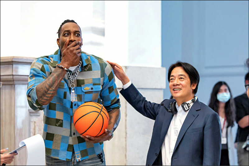 霍華德（左）與副總統賴清德逗趣互動。（取自賴清德臉書）