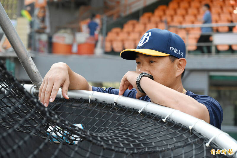 中信兄弟總教練彭政閔。（記者李惠洲攝）