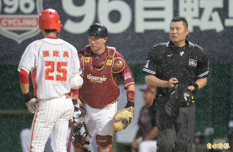 裁判江春緯（右）。（記者李惠洲攝）