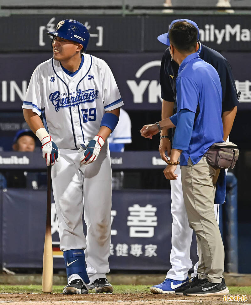 富邦悍將張進德受傷退場。（資料照，記者陳志曲攝）