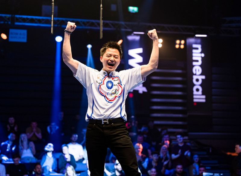 柯秉逸在奪冠後，興奮地跳上球檯慶祝勝利。（取自Matchroom臉書）