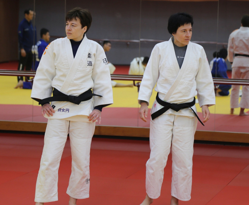 卡門(右)與雙胞胎妹妹羅莫娜柔道經歷超過30年。(中華帕拉林匹克總會提供)