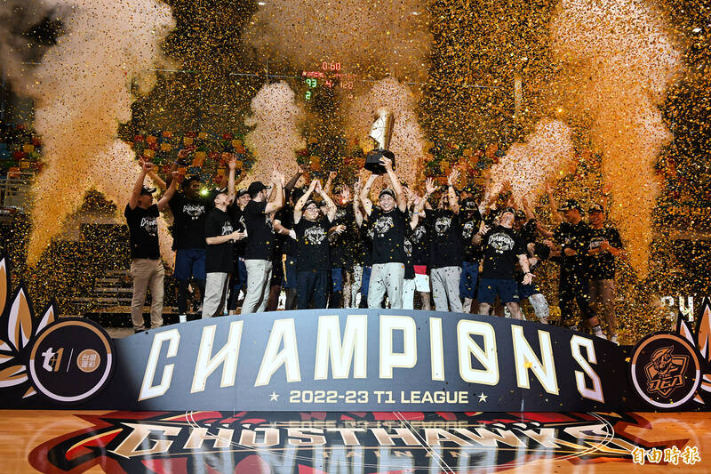 中信特攻奪冠。（記者李惠洲攝）