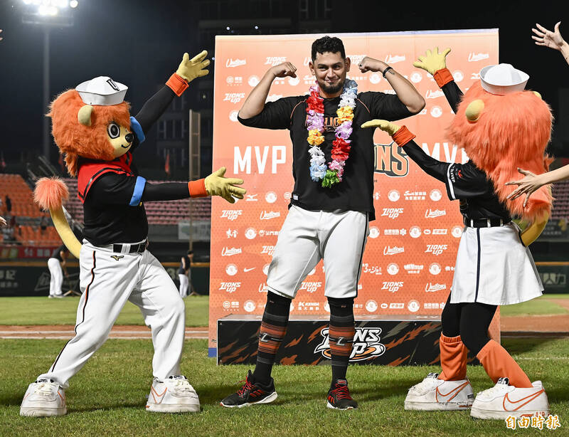 統一獅先發投手勝騎士獲選單場ＭＶＰ。（記者陳志曲攝）