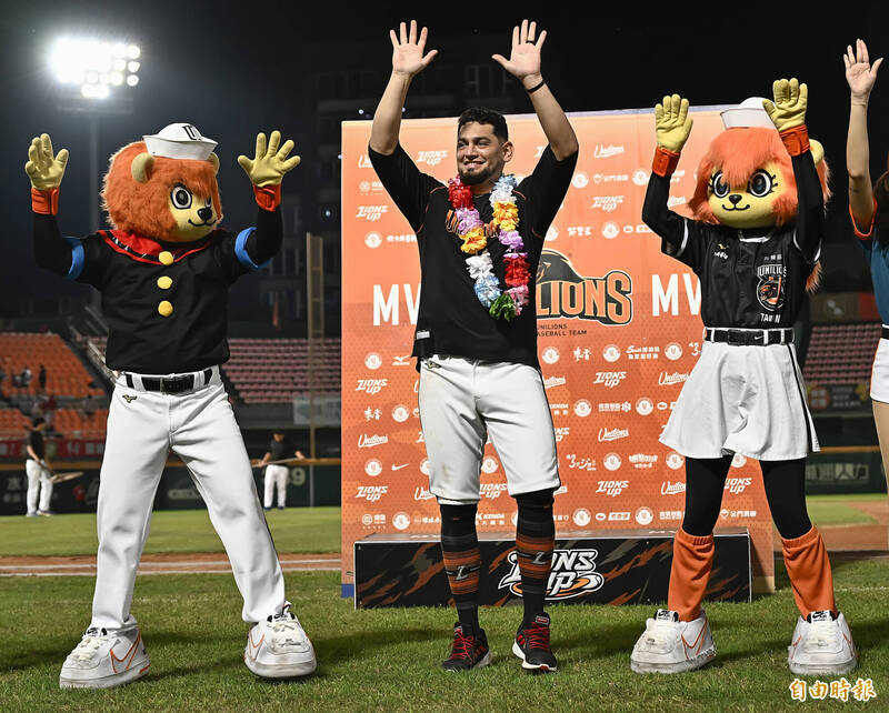 統一獅先發投手勝騎士獲選單場ＭＶＰ。（記者陳志曲攝）