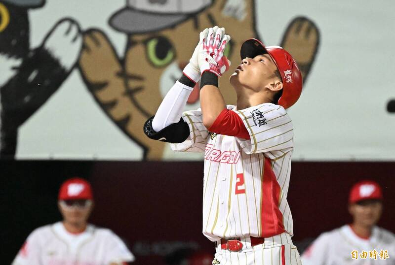 郭天信開轟。（記者林正堃攝）