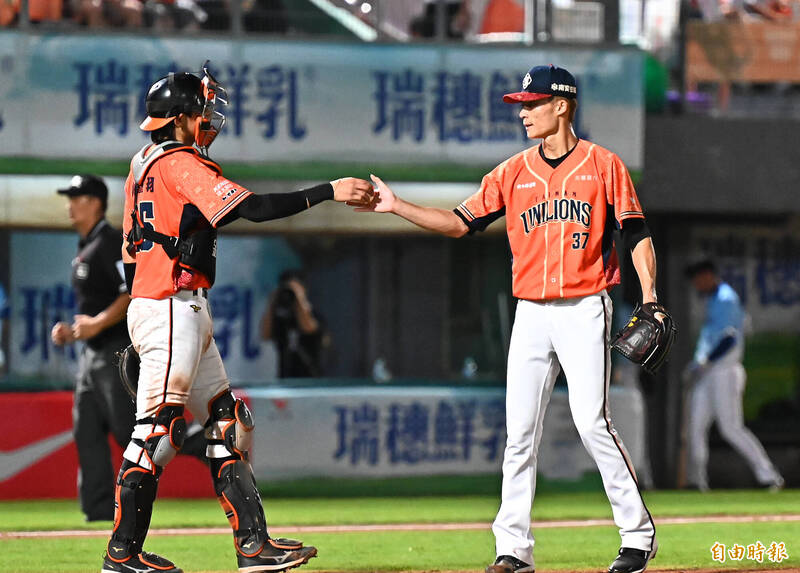 統一獅邱浩鈞關門成功。（記者李惠洲攝）