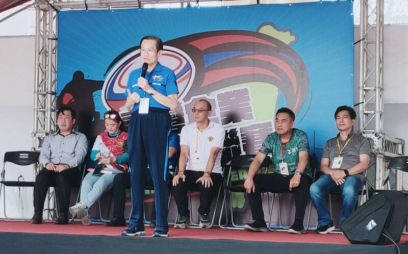 第二季企業橄欖球聯賽開幕，台北元坤領隊杜元坤（藍衣）感謝協會提供舞台給所有球員。（台北元坤提供）