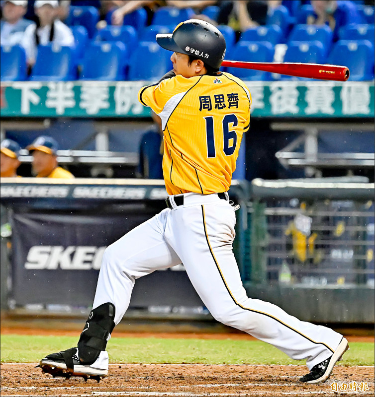 周思齊開啟兄弟逆轉攻勢，本季首座單場MVP入袋。（記者陳志曲攝）