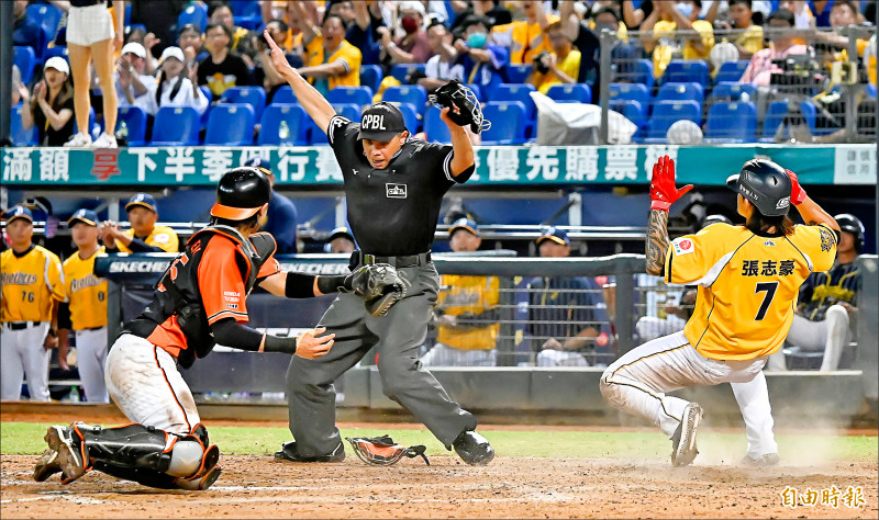 8局下兄弟張志豪（右）跑回追平分。（記者陳志曲攝）