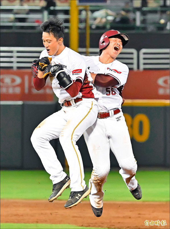 余德龍（左）在延長賽10局下短打突襲，敲再見安氣走獅隊，也助桃猿淘汰指數保住1。（記者陳志曲攝）