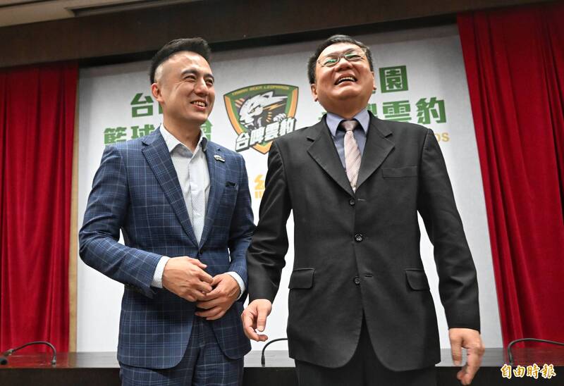 台灣菸酒董事長丁彥哲（右）與雲豹執行長張建偉握手結盟，台啤雲豹隊正式成立。（記者林正堃攝）