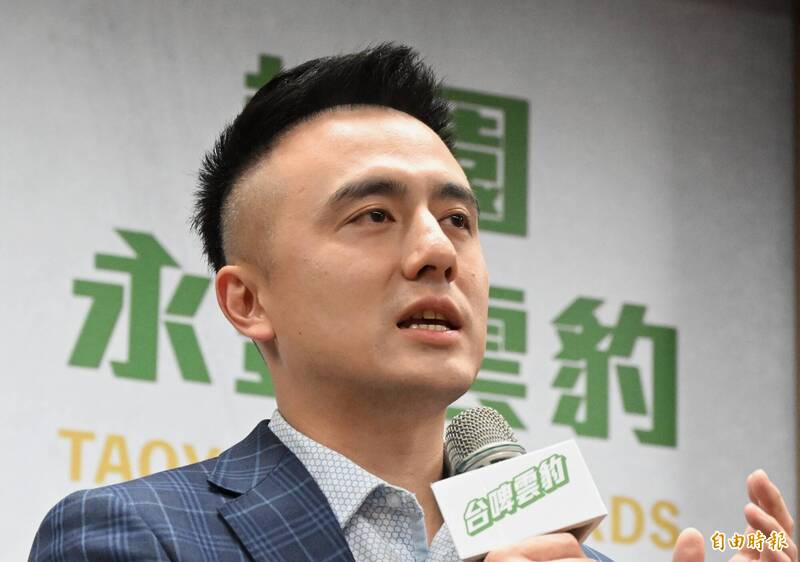 雲豹執行長張建偉簽約。（記者林正堃攝）