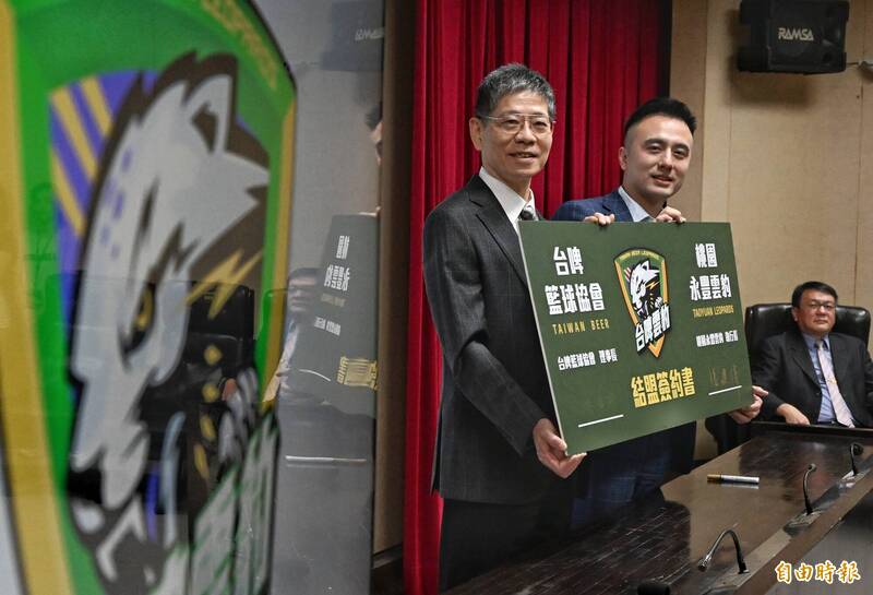台啤籃球協會理事長林士傑（左）與雲豹執行長張建偉簽約，兩隊正式結盟，成立台啤雲豹隊。（記者林正堃攝）