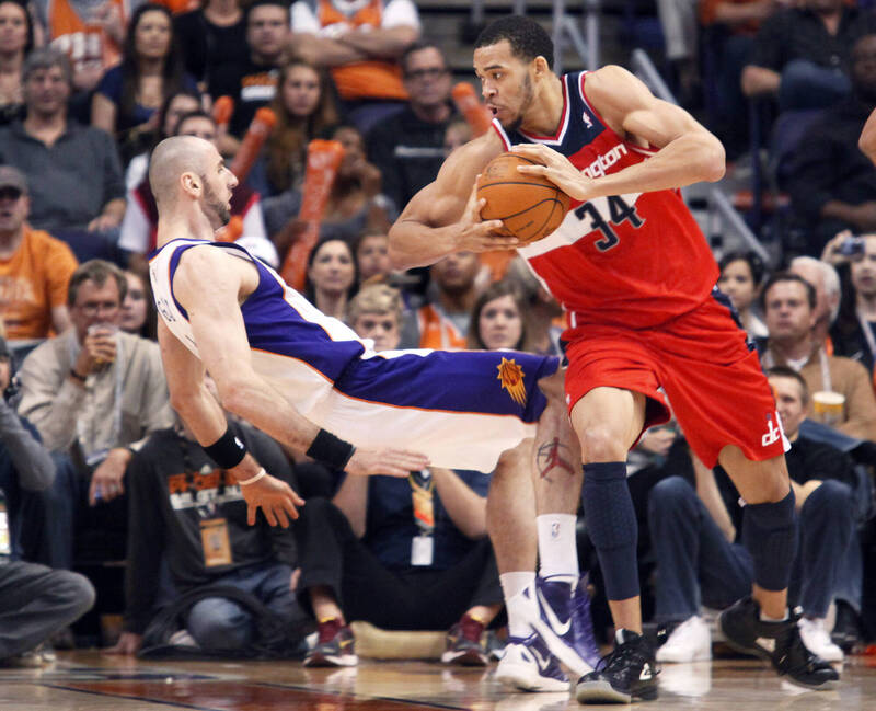 NBA官方宣佈，將祭出技術犯規來對付場上假摔球員的新制。（資料照）
