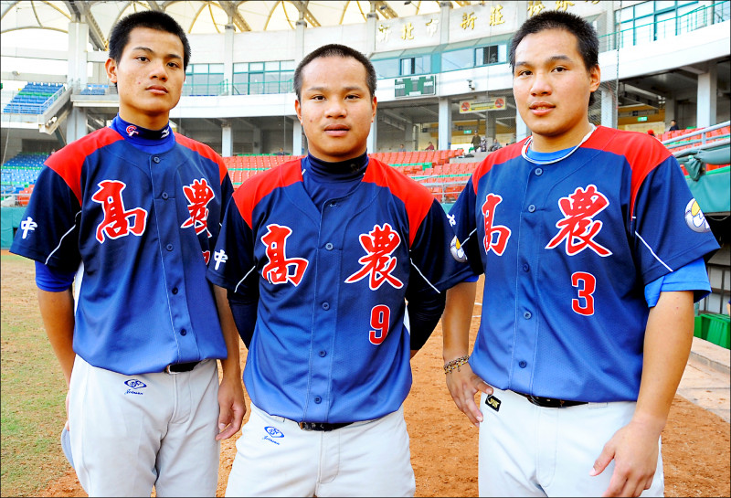 張育成（左一）與大哥張進德（右一）、二哥張承駿曾同時效力台中高農青棒隊。（資料照）