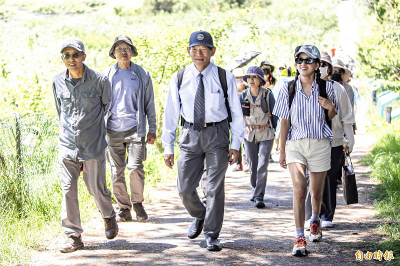 羅明原（中）在山友、親友及公司同仁見證下，完成台灣山岳登頂大滿貫的空前紀錄。（記者王元鴻攝）