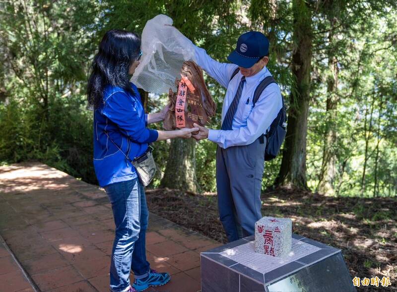 羅明原（中）在山友、親友及公司同仁見證下，完成台灣山岳登頂大滿貫的空前紀錄。（記者王元鴻攝）