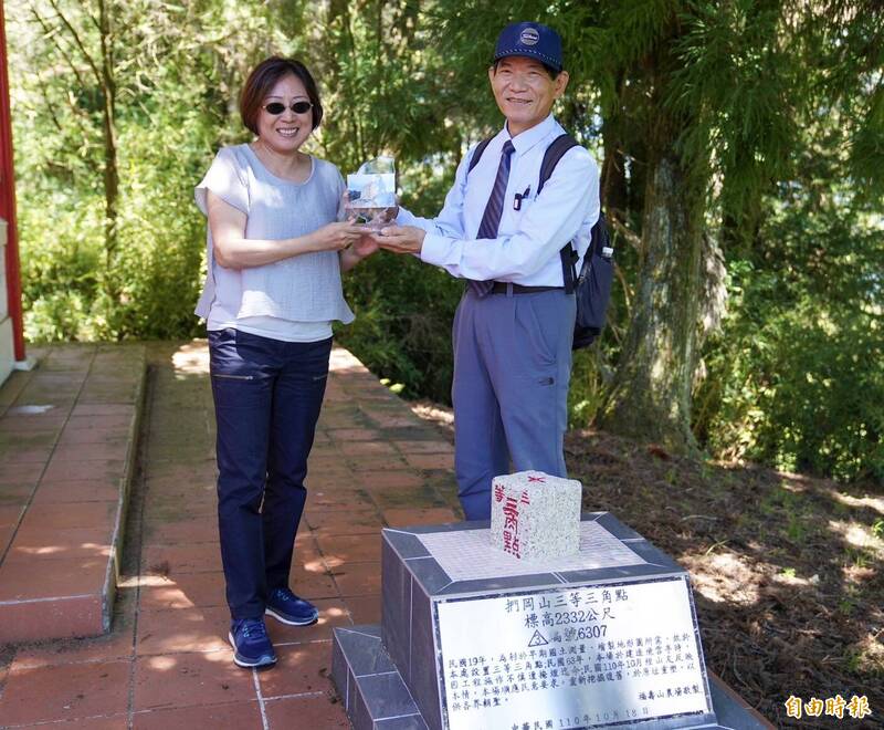 羅明原（中）在山友、親友及公司同仁見證下，完成台灣山岳登頂大滿貫的空前紀錄。（記者王元鴻攝）