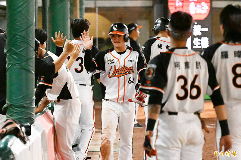 陳冠勳連續四壞保送陳重廷與蘇智傑，讓統一獅4:2超前。（記者李惠洲攝）