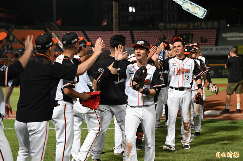 統一獅4:3獲勝富邦悍將 守住下半季第一場勝利。（記者李惠洲攝）