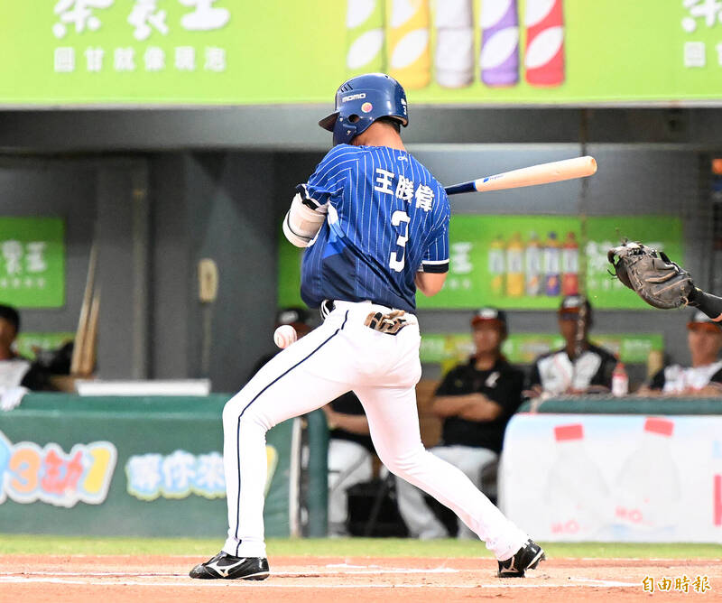 王勝偉觸身球。（記者李惠洲攝）