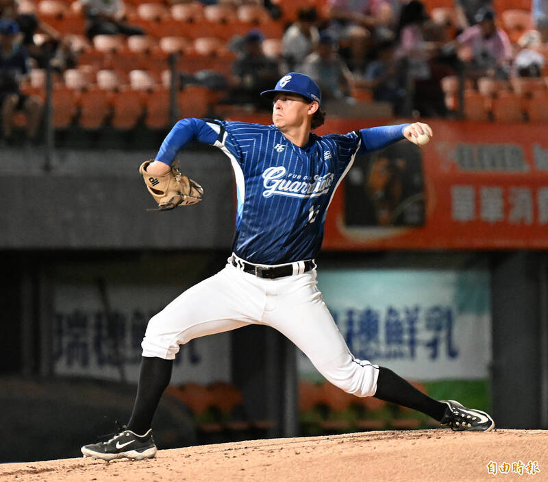 富邦悍將先發投手肯特。（記者李惠洲攝）