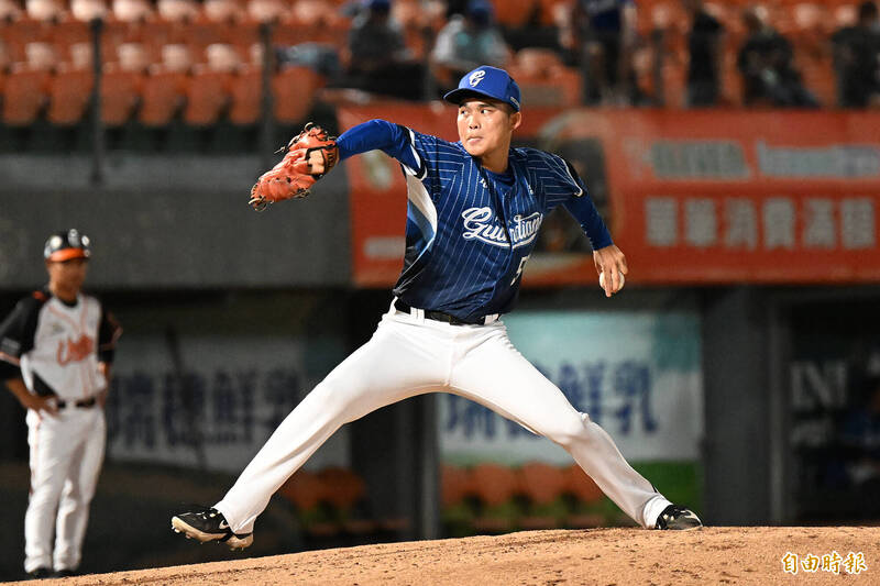陳冠勳接力登板。（記者李惠洲攝）
