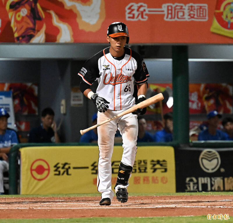 陳冠勳連續四壞保送陳重廷與蘇智傑，讓統一獅4:2超前。（記者李惠洲攝）