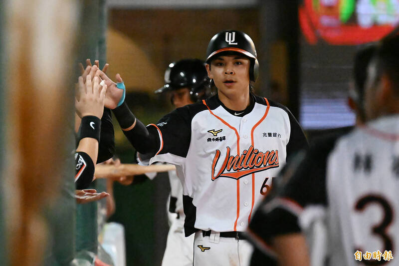 陳冠勳連續四壞保送陳重廷與蘇智傑，讓統一獅4:2超前。（記者李惠洲攝）