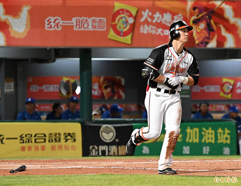 陳冠勳連續四壞保送陳重廷與蘇智傑，讓統一獅4:2超前。（記者李惠洲攝）